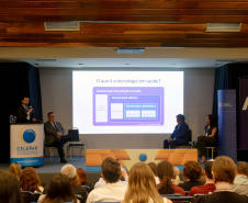 O secretário de Estado da Saúde, Beto Preto, esteve nesta quarta-feira (18) na Companhia de Tecnologia da Informação e Comunicação do Paraná (Celepar), em Curitiba, para mediar o evento “As novas tecnologias e seus impactos para a atividade hospitalar e de outros serviços de saúde”. Foto: Divulgação/SESA