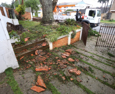 O temporal que atingiu a metade Leste do Paraná na tarde desta quarta-feira (18) afetou 12.227 pessoas e danificou 3.222 residências, mostra o boletim da Coordenadoria Estadual de Proteção e Defesa Civil, atualizado às 12 horas desta quinta-feira (19). As chuvas, granizos e vendavais afetaram 21 municípios da Região Metropolitana de Curitiba, Campos Gerais, Centro e Centro-Sul do Estado. Foto: José Fernando Ogura/AEN