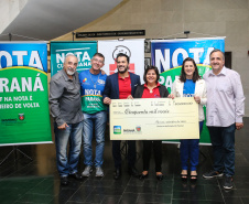O Governo do Estado entrega os três principais prêmios do sorteio de Setembro do programa Nota Paraná, de R$ 20 mil, R$ 30 mil e R$ 50 mil. A solenidade de premiação acontece no Hospital das Clínicas, em Curitiba nesta quinta-feira (19). Curitiba, 19/09/2019 - Foto: Geraldo Bubniak/AEN