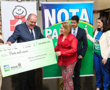 O Governo do Estado entrega os três principais prêmios do sorteio de Setembro do programa Nota Paraná, de R$ 20 mil, R$ 30 mil e R$ 50 mil. A solenidade de premiação acontece no Hospital das Clínicas, em Curitiba nesta quinta-feira (19). Curitiba, 19/09/2019 - Foto: Geraldo Bubniak/AEN