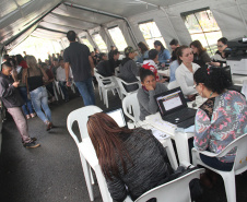 A Secretaria de Estado da Justiça, Família e Trabalho lançou nesta sexta-feira (20), no bairro Sítio Cercado, em Curitiba, o programa Governo nos Bairros – uma feira de serviços e atendimentos gratuitos à população que será realizada em bairros com grande demanda nas cidades paranaenses com mais de 200 mil habitantes.Foto: Divulgação/SEDEST