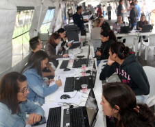A Secretaria de Estado da Justiça, Família e Trabalho lançou nesta sexta-feira (20), no bairro Sítio Cercado, em Curitiba, o programa Governo nos Bairros – uma feira de serviços e atendimentos gratuitos à população que será realizada em bairros com grande demanda nas cidades paranaenses com mais de 200 mil habitantes.Foto: Divulgação/SEDEST