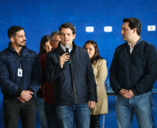 O governador Carlos Massa Ratinho Junior participa nesta segunda-feira (23) do plantio de árvores no Colégio Estadual Professora Maria Gai Grendel, no bairro Caximba, em Curitiba. O evento marcará o início do programa Paraná mais Verde, que vai incentivar o plantio de mudas de árvores nativas em todo o Estado.   23/09/2019 - Foto: Geraldo Bubniak/AEN