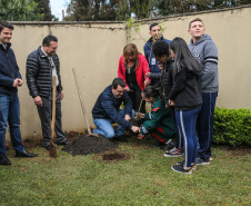 O governador Carlos Massa Ratinho Junior participa nesta segunda-feira (23) do plantio de árvores no Colégio Estadual Professora Maria Gai Grendel, no bairro Caximba, em Curitiba. O evento marcará o início do programa Paraná mais Verde, que vai incentivar o plantio de mudas de árvores nativas em todo o Estado.   23/09/2019 - Foto: Geraldo Bubniak/AEN