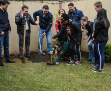O governador Carlos Massa Ratinho Junior participa nesta segunda-feira (23) do plantio de árvores no Colégio Estadual Professora Maria Gai Grendel, no bairro Caximba, em Curitiba. O evento marcará o início do programa Paraná mais Verde, que vai incentivar o plantio de mudas de árvores nativas em todo o Estado.   23/09/2019 - Foto: Geraldo Bubniak/AEN