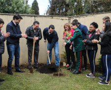 O governador Carlos Massa Ratinho Junior participa nesta segunda-feira (23) do plantio de árvores no Colégio Estadual Professora Maria Gai Grendel, no bairro Caximba, em Curitiba. O evento marcará o início do programa Paraná mais Verde, que vai incentivar o plantio de mudas de árvores nativas em todo o Estado.   23/09/2019 - Foto: Geraldo Bubniak/AEN