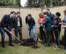 O governador Carlos Massa Ratinho Junior participa nesta segunda-feira (23) do plantio de árvores no Colégio Estadual Professora Maria Gai Grendel, no bairro Caximba, em Curitiba. O evento marcará o início do programa Paraná mais Verde, que vai incentivar o plantio de mudas de árvores nativas em todo o Estado.   23/09/2019 - Foto: Geraldo Bubniak/AEN