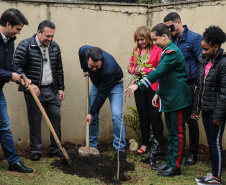O governador Carlos Massa Ratinho Junior participa nesta segunda-feira (23) do plantio de árvores no Colégio Estadual Professora Maria Gai Grendel, no bairro Caximba, em Curitiba. O evento marcará o início do programa Paraná mais Verde, que vai incentivar o plantio de mudas de árvores nativas em todo o Estado.   23/09/2019 - Foto: Geraldo Bubniak/AEN