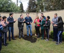 O governador Carlos Massa Ratinho Junior participa nesta segunda-feira (23) do plantio de árvores no Colégio Estadual Professora Maria Gai Grendel, no bairro Caximba, em Curitiba. O evento marcará o início do programa Paraná mais Verde, que vai incentivar o plantio de mudas de árvores nativas em todo o Estado.   23/09/2019 - Foto: Geraldo Bubniak/AEN