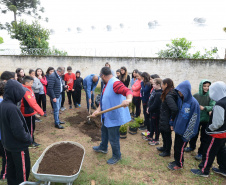 O presidente da Companhia de Habitação do Paraná (Cohapar), Jorge Lange, participou do lançamento do Programa Paraná Mais Verde com o plantio de mudas de pitangueiras junto com alunos do Colégio Estadual Arnaldo Faivro Busato, em Pinhais.Foto: Bianca Breus/Cohapar