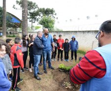 O presidente da Companhia de Habitação do Paraná (Cohapar), Jorge Lange, participou do lançamento do Programa Paraná Mais Verde com o plantio de mudas de pitangueiras junto com alunos do Colégio Estadual Arnaldo Faivro Busato, em Pinhais.Foto: Bianca Breus/Cohapar