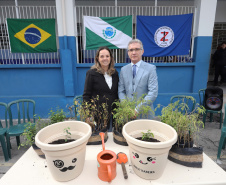 O secretário de Comunicação Social e Cultura Hudson José, padrinho ambiental do Colégio Estadual Monsenhor Ivo Zanlorenzi, plantou uma jaboticabeira em comemoração ao dia da Árvore. N/F: diretora do colégio, Haedy Beatrix Hilling Niebl.Curitiba, 23-09-19.Foto: Arnaldo Alves / AEN.