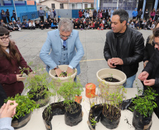 O secretário de Comunicação Social e Cultura Hudson José, padrinho ambiental do Colégio Estadual Monsenhor Ivo Zanlorenzi, plantou uma jaboticabeira em comemoração ao dia da Árvore.Curitiba, 23-09-19.Foto: Arnaldo Alves / AEN.