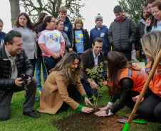 Na manhã desta segunda feira 23.09.2019, a primeira dama Luciana Saito Massa e os secretários, Renato Feder (Educação) e Márcio Nunes (Desenvolvimento Sustentável e Turismo),  participaram do plantio de árvore na Escola Estadual  Lucy Requião de Mello e Silva.Foto: Valdelino Pontes.
