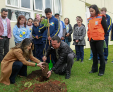 Na manhã desta segunda feira 23.09.2019, a primeira dama Luciana Saito Massa e os secretários, Renato Feder (Educação) e Márcio Nunes (Desenvolvimento Sustentável e Turismo),  participaram do plantio de árvore na Escola Estadual  Lucy Requião de Mello e Silva.Foto: Valdelino Pontes.