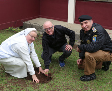 Curitiba, 23 de setembro de 2019. Programa Parana Verde. Foto: Comandante Geral do Policia Militar planta arvore no Colegio Estadual Santo antonio.