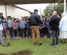 Curitiba, 23 de setembro de 2019. Programa Parana Verde. Foto: Comandante Geral do Policia Militar planta arvore no Colegio Estadual Santo antonio.