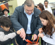Ney Leprevost - secretário Justiça, Família e Trabalho, participa do plantio de árvore no 
Colégio Estadual Pinheiro do Paraná. Foto:edro Mariucci / Sejuf


