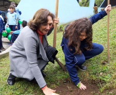 Miriam Karam - representando o secretário da Fazenda, René Garcia, participa do plantio de árvore no Colégio Estadual Jaime Canet. Foto: Divulgação/SESA
