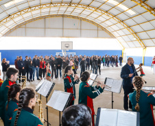 O governador Carlos Massa Ratinho Junior participou nesta segunda-feira (23), do plantio de árvores no Colégio Estadual Professora Maria Gai Grendel, no bairro Caximba, em Curitiba. O evento marcará o início do programa Paraná mais Verde, que vai incentivar o plantio de mudas de árvores nativas em todo o Estado. 