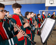 O governador Carlos Massa Ratinho Junior participou nesta segunda-feira (23), do plantio de árvores no Colégio Estadual Professora Maria Gai Grendel, no bairro Caximba, em Curitiba. O evento marcará o início do programa Paraná mais Verde, que vai incentivar o plantio de mudas de árvores nativas em todo o Estado. 
