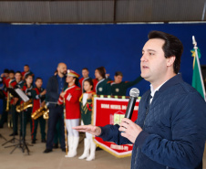 O governador Carlos Massa Ratinho Junior participou nesta segunda-feira (23), do plantio de árvores no Colégio Estadual Professora Maria Gai Grendel, no bairro Caximba, em Curitiba. O evento marcará o início do programa Paraná mais Verde, que vai incentivar o plantio de mudas de árvores nativas em todo o Estado. 