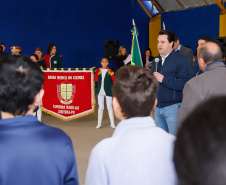O governador Carlos Massa Ratinho Junior participou nesta segunda-feira (23), do plantio de árvores no Colégio Estadual Professora Maria Gai Grendel, no bairro Caximba, em Curitiba. O evento marcará o início do programa Paraná mais Verde, que vai incentivar o plantio de mudas de árvores nativas em todo o Estado. 