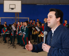 O governador Carlos Massa Ratinho Junior participou nesta segunda-feira (23), do plantio de árvores no Colégio Estadual Professora Maria Gai Grendel, no bairro Caximba, em Curitiba. O evento marcará o início do programa Paraná mais Verde, que vai incentivar o plantio de mudas de árvores nativas em todo o Estado. 