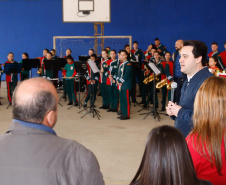 O governador Carlos Massa Ratinho Junior participou nesta segunda-feira (23), do plantio de árvores no Colégio Estadual Professora Maria Gai Grendel, no bairro Caximba, em Curitiba. O evento marcará o início do programa Paraná mais Verde, que vai incentivar o plantio de mudas de árvores nativas em todo o Estado. 