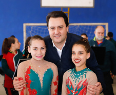 O governador Carlos Massa Ratinho Junior participou nesta segunda-feira (23), do plantio de árvores no Colégio Estadual Professora Maria Gai Grendel, no bairro Caximba, em Curitiba. O evento marcará o início do programa Paraná mais Verde, que vai incentivar o plantio de mudas de árvores nativas em todo o Estado. 