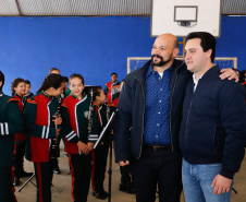 O governador Carlos Massa Ratinho Junior participou nesta segunda-feira (23), do plantio de árvores no Colégio Estadual Professora Maria Gai Grendel, no bairro Caximba, em Curitiba. O evento marcará o início do programa Paraná mais Verde, que vai incentivar o plantio de mudas de árvores nativas em todo o Estado. 