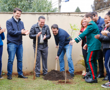 O governador Carlos Massa Ratinho Junior participou nesta segunda-feira (23), do plantio de árvores no Colégio Estadual Professora Maria Gai Grendel, no bairro Caximba, em Curitiba. O evento marcará o início do programa Paraná mais Verde, que vai incentivar o plantio de mudas de árvores nativas em todo o Estado. 