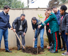 O governador Carlos Massa Ratinho Junior participou nesta segunda-feira (23), do plantio de árvores no Colégio Estadual Professora Maria Gai Grendel, no bairro Caximba, em Curitiba. O evento marcará o início do programa Paraná mais Verde, que vai incentivar o plantio de mudas de árvores nativas em todo o Estado. 