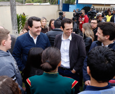 O governador Carlos Massa Ratinho Junior participou nesta segunda-feira (23), do plantio de árvores no Colégio Estadual Professora Maria Gai Grendel, no bairro Caximba, em Curitiba. O evento marcará o início do programa Paraná mais Verde, que vai incentivar o plantio de mudas de árvores nativas em todo o Estado. 
