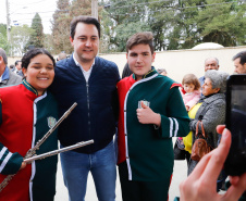 O governador Carlos Massa Ratinho Junior participou nesta segunda-feira (23), do plantio de árvores no Colégio Estadual Professora Maria Gai Grendel, no bairro Caximba, em Curitiba. O evento marcará o início do programa Paraná mais Verde, que vai incentivar o plantio de mudas de árvores nativas em todo o Estado. 