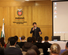 Os novos servidores estaduais iniciaram nesta segunda-feira (23) o Curso de Integração Funcional promovido pela Escola de Gestão do Paraná (EGP). Esta é a primeira vez que o Estado organiza uma formação de caráter sistêmico, para preparar os novos servidores públicos para suas atividades no poder executivo estadual.Foto: Gilson Abreu/AEN