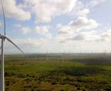 A Copel colocou em operação as três últimas unidades geradoras do Complexo Eólico Cutia, localizado nos municípios de São Bento do Norte e Pedra Grande, no litoral do Rio Grande do Norte. O empreendimento está 100% operacional e conta com sete parques eólicos que têm, em conjunto, 86 aerogeradores com potência total de 180,6 Megawatts (MW). Foto: Divulgação/Copel