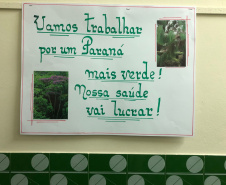 A Escola Estadual Dom Pedro II, na área rural de Campo Largo, na Região Metropolitana de Curitiba, ficará mais arborizada. Na segunda-feira (23), pelo Programa Paraná Mais Verde, de arborização rural e urbana, o controlador-geral do Estado, Raul Siqueira, e a chefe do Núcleo Regional de Educação da Área Metropolitana Sul, Chayane Callegalim Rocha, plantaram uma árvore na instituição de ensino. Foto:Divulgação/CGE