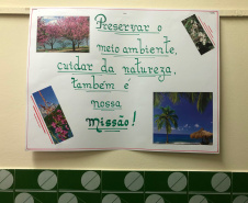 A Escola Estadual Dom Pedro II, na área rural de Campo Largo, na Região Metropolitana de Curitiba, ficará mais arborizada. Na segunda-feira (23), pelo Programa Paraná Mais Verde, de arborização rural e urbana, o controlador-geral do Estado, Raul Siqueira, e a chefe do Núcleo Regional de Educação da Área Metropolitana Sul, Chayane Callegalim Rocha, plantaram uma árvore na instituição de ensino. Foto:Divulgação/CGE