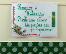 A Escola Estadual Dom Pedro II, na área rural de Campo Largo, na Região Metropolitana de Curitiba, ficará mais arborizada. Na segunda-feira (23), pelo Programa Paraná Mais Verde, de arborização rural e urbana, o controlador-geral do Estado, Raul Siqueira, e a chefe do Núcleo Regional de Educação da Área Metropolitana Sul, Chayane Callegalim Rocha, plantaram uma árvore na instituição de ensino. Foto:Divulgação/CGE
