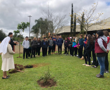 A Escola Estadual Dom Pedro II, na área rural de Campo Largo, na Região Metropolitana de Curitiba, ficará mais arborizada. Na segunda-feira (23), pelo Programa Paraná Mais Verde, de arborização rural e urbana, o controlador-geral do Estado, Raul Siqueira, e a chefe do Núcleo Regional de Educação da Área Metropolitana Sul, Chayane Callegalim Rocha, plantaram uma árvore na instituição de ensino. Foto:Divulgação/CGE