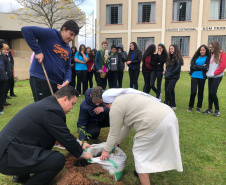 A Escola Estadual Dom Pedro II, na área rural de Campo Largo, na Região Metropolitana de Curitiba, ficará mais arborizada. Na segunda-feira (23), pelo Programa Paraná Mais Verde, de arborização rural e urbana, o controlador-geral do Estado, Raul Siqueira, e a chefe do Núcleo Regional de Educação da Área Metropolitana Sul, Chayane Callegalim Rocha, plantaram uma árvore na instituição de ensino. Foto:Divulgação/CGE