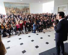 O governador Carlos Massa Ratinho Junior apresentou nesta terça-feira (24), no Palácio Iguaçu, em Curitiba, o Programa Banco da Mulher Paranaense. Participaram: vice-governador, Darci Piana; secretários:da Fazenda, Renê Garcia Junior; Chefe da Casa Civil, Guto Silva; presidente da Fomento Paraná, Heraldo Alves das Neves; deputados; entre outros.Curitiba, 24-09-19.Foto: Arnaldo Alves / AEN.