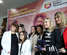 O governador Carlos Massa Ratinho Junior apresentou nesta terça-feira (24), no Palácio Iguaçu, em Curitiba, o Programa Banco da Mulher Paranaense. Participaram: vice-governador, Darci Piana; secretários:da Fazenda, Renê Garcia Junior; Chefe da Casa Civil, Guto Silva; presidente da Fomento Paraná, Heraldo Alves das Neves; deputados; entre outros.Curitiba, 24-09-19.Foto: Arnaldo Alves / AEN.