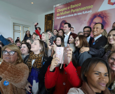 O governador Carlos Massa Ratinho Junior apresentou nesta terça-feira (24), no Palácio Iguaçu, em Curitiba, o Programa Banco da Mulher Paranaense. Participaram: vice-governador, Darci Piana; secretários:da Fazenda, Renê Garcia Junior; Chefe da Casa Civil, Guto Silva; presidente da Fomento Paraná, Heraldo Alves das Neves; deputados; entre outros.Curitiba, 24-09-19.Foto: Arnaldo Alves / AEN.