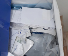 A Polícia Civil do Paraná (PCPR) cumpriu nesta terça-feira (24) 12 mandados judiciais contra uma quadrilha suspeita de reaproveitar materiais de uso único (descartáveis), utilizados em cirurgias urológicas. Os investigados revendiam os produtos de forma clandestina para médicos de todo o Estado. Foto: Divulgação/PCPR