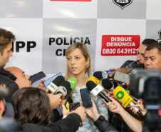 A delegada Camila Cecconelo concede entrevista coletiva nesta quarta-feira (25), para falar sobre o interrogatório do suspeito pelo homicídio da menina Rachel Genofre. A Polícia Civil do Paraná interrogou o suspeito nesta terça-feira (24), em Sorocaba, onde está preso. Foto: Geraldo Bubniak/AEN