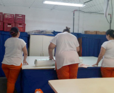 Presas da Penitenciária Feminina de Foz do Iguaçu - Unidade de Progressão (PFF-UP) receberam mais de 900m de tecidos para a confecção de 500 lençóis e toalhas de banho a serem usadas pelas detentas da própria unidade