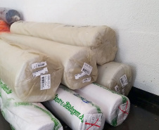 Presas da Penitenciária Feminina de Foz do Iguaçu - Unidade de Progressão (PFF-UP) receberam mais de 900m de tecidos para a confecção de 500 lençóis e toalhas de banho a serem usadas pelas detentas da própria unidade