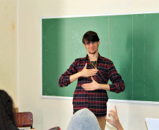 Com o objetivo de integrar ainda mais os deficientes auditivos à sociedade, 26 de setembro foi instituído por lei o Dia Nacional dos Surdos. No Paraná, o Governo do Estado garante a inclusão dos jovens surdos nas instituições de ensino estaduais, fazendo com que esses alunos tenham acesso a um processo de ensino e aprendizagem de qualidade.

